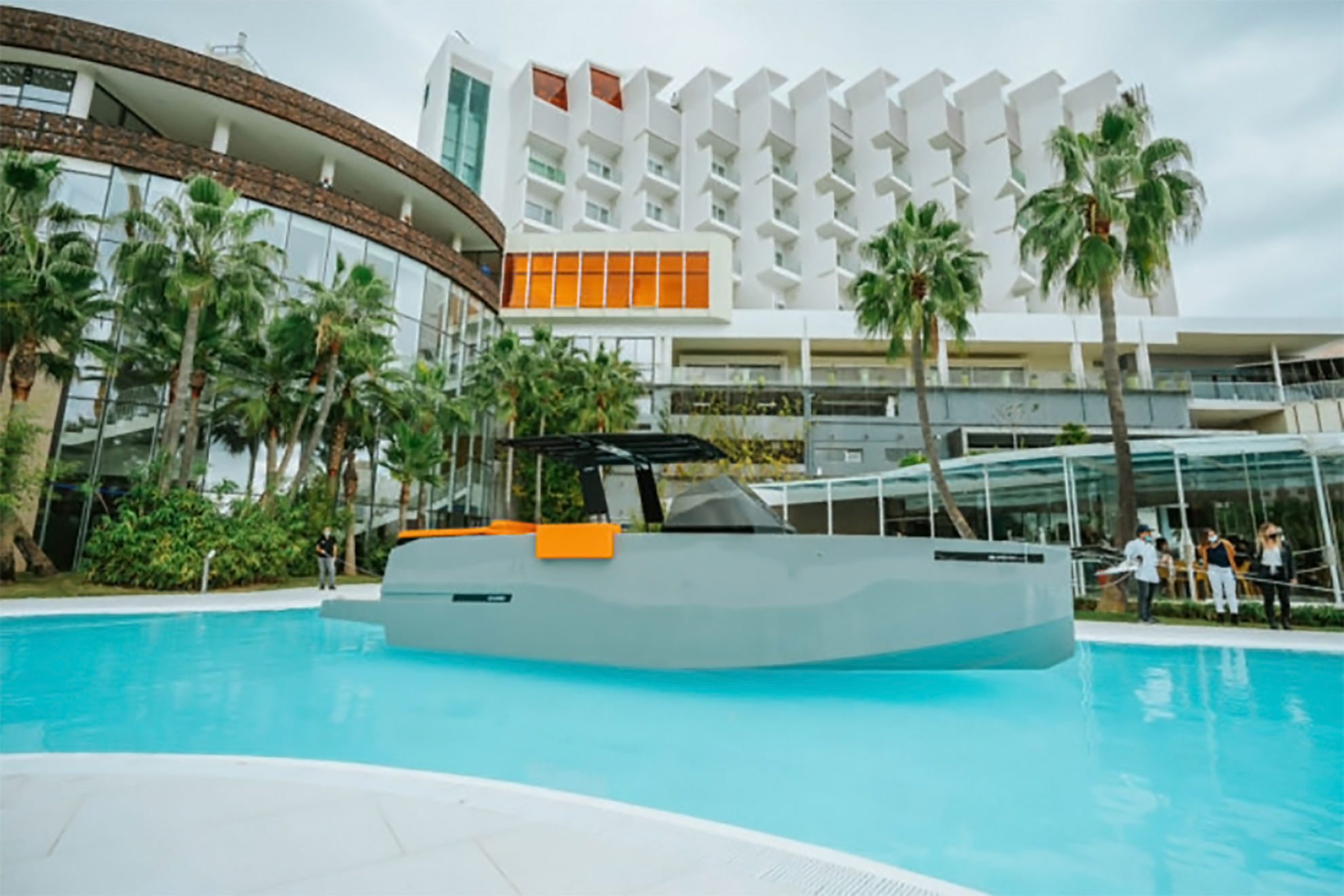 Un yacht accoste à la piscine d’un hôtel (+VIDEO)