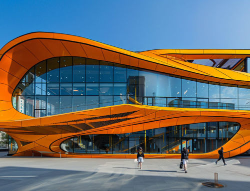 Couleur orange et fluidité pour l’architecture d’une bibliothèque