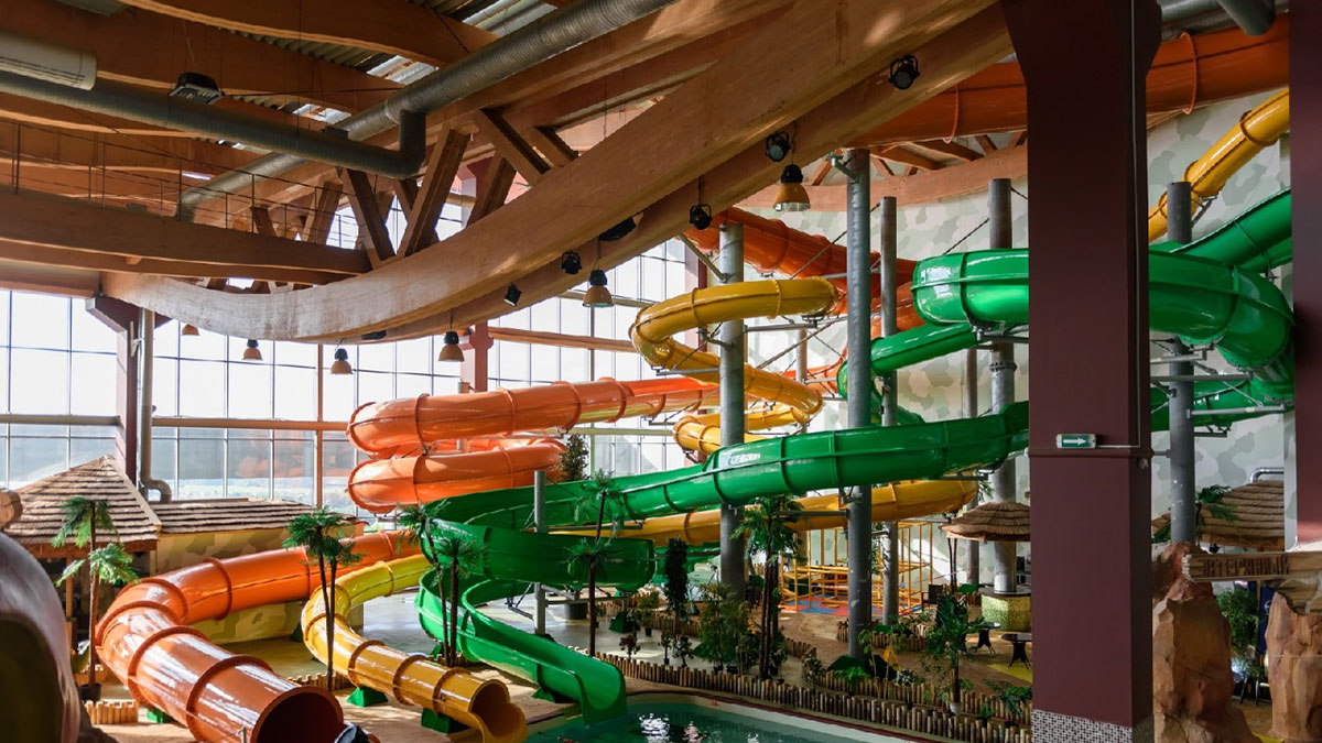 Application de structures en bois sur les toits des attractions aquatiques