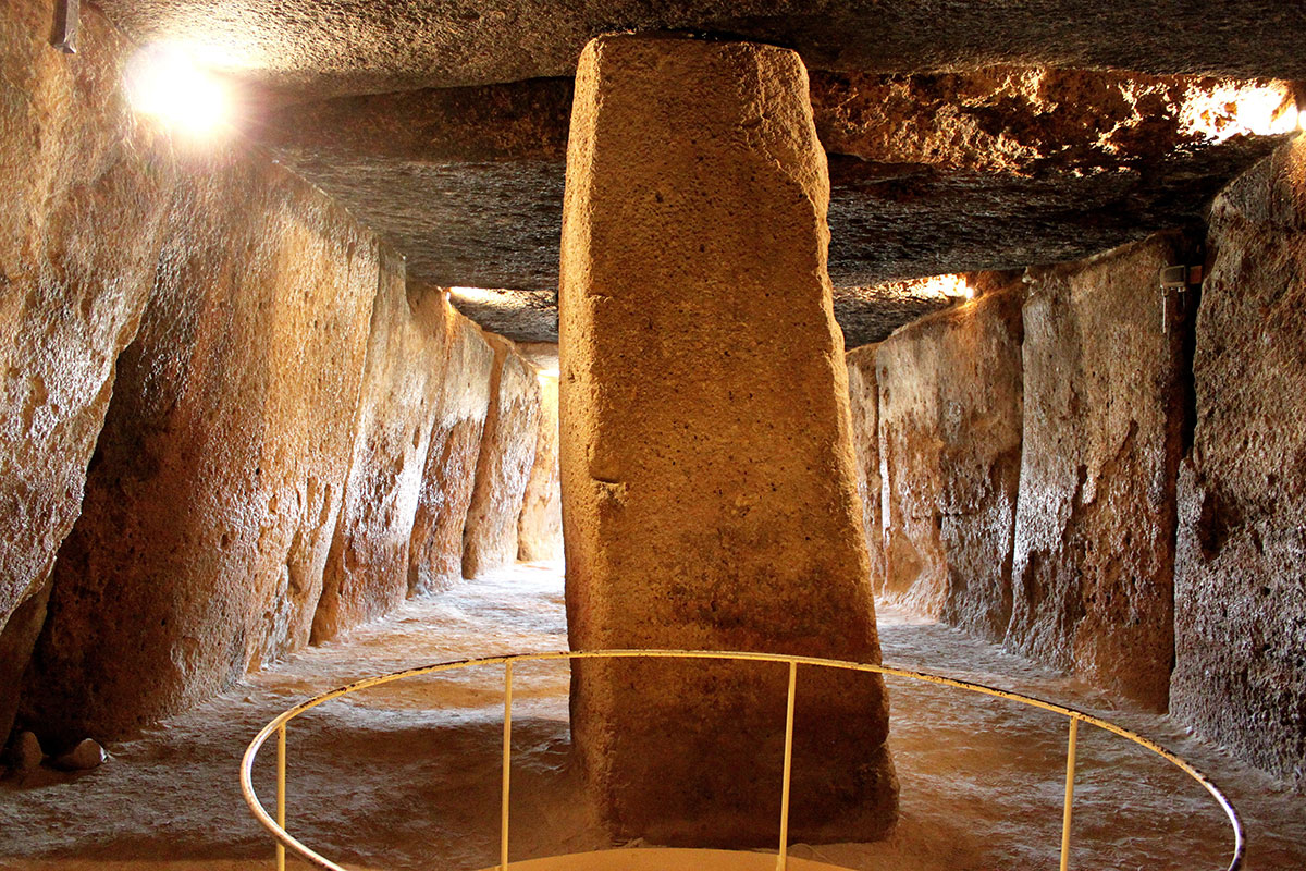 Secrets de l’architecture mégalithique: le dolmen de Menga Foto 02