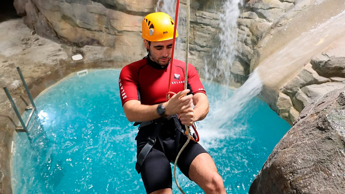 Histoire et évolution du Canyoning : un héritage d’innovation et d’aventure