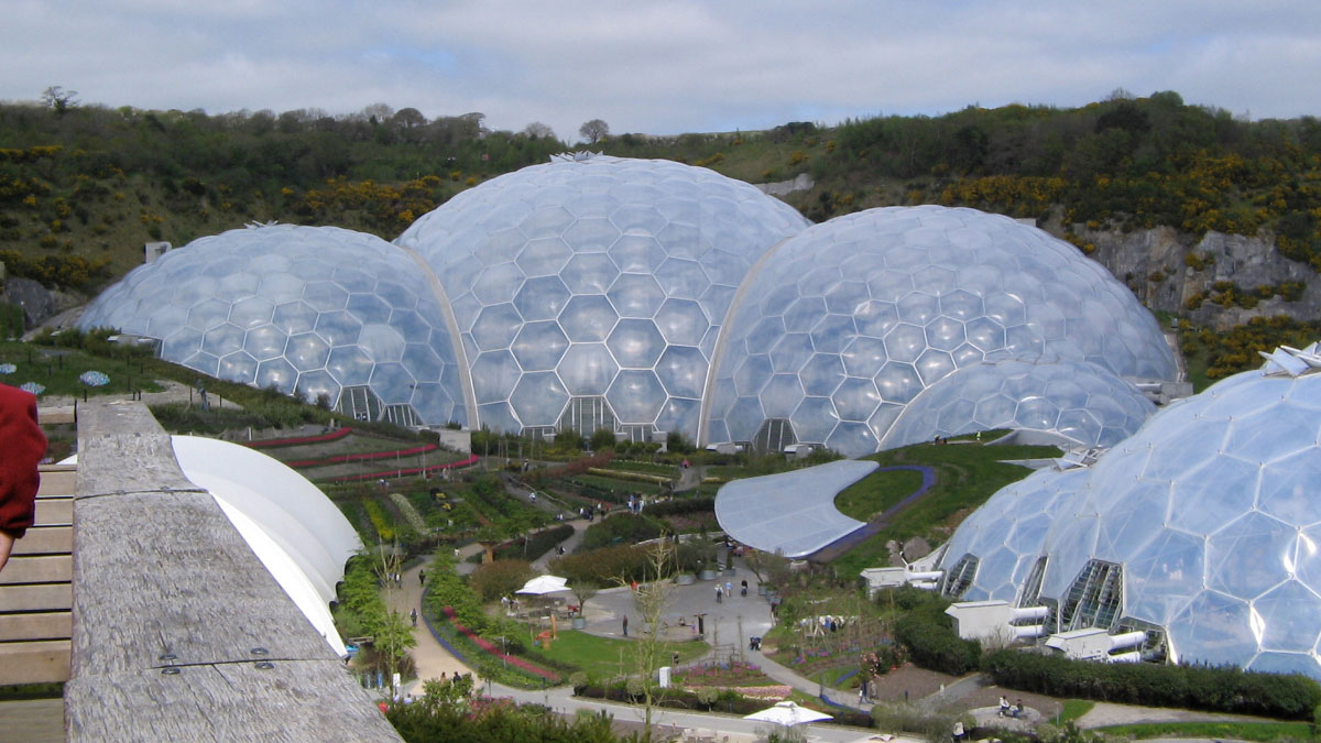 Biodomes dans le désert : l’architecture comme frontière climatique dans les Émirats arabes unis