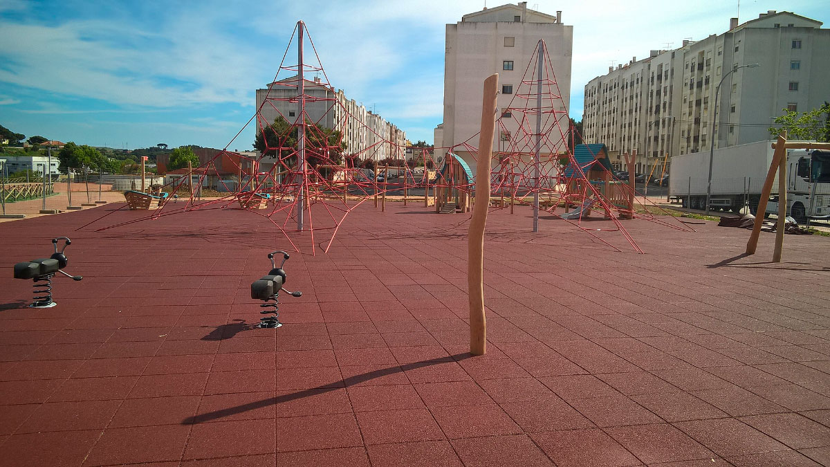 Revêtements de sol amortissants en caoutchouc dans les aires de jeux