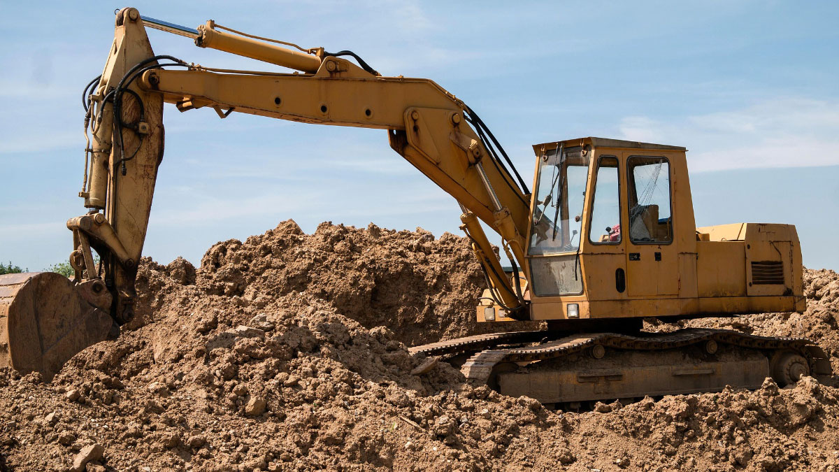 Construction à faible impact environnemental utilisant de la terre et du carton.