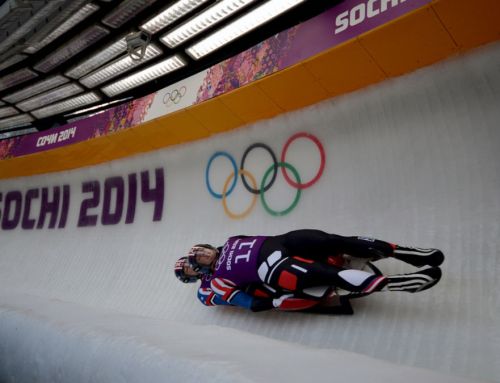 Descente sur des toboggans aquatiques et des luges, des activités liées par la physique