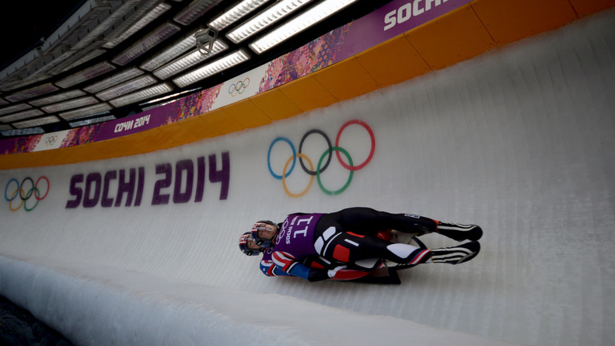 Descente sur des toboggans aquatiques et des luges, des activités liées par la physique